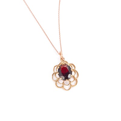 Lot 634 - A 9 CARAT GOLD GARNET PENDANT ON A ROSE GOLD CHAIN