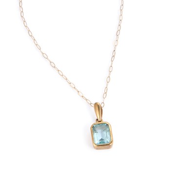 Lot 667 - A 9 CARAT GOLD AQUAMARINE PENDANT ON CHAIN