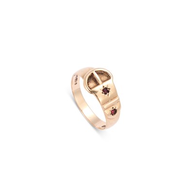 Lot 728 - A 9 CARAT ROSE GOLD GARNET BUCKLE RING