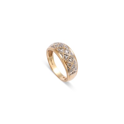 Lot 632 - A 9 CARAT GOLD DIAMOND RING