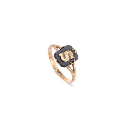 Lot 710 - AN ONYX 'S' INITIAL RING