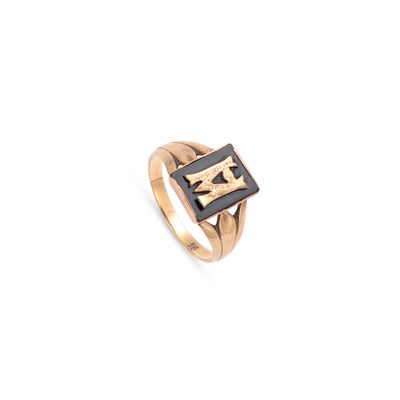 Lot 714 - AN ONYX MONOGRAM RING