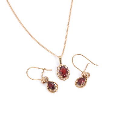 Lot 615 - A GARNET PENDANT NECKLACE AND EARRING SET