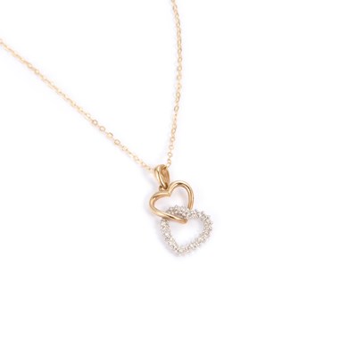 Lot 647 - A DIAMOND PENDANT ON CHAIN