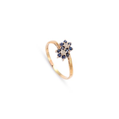 Lot 599 - A 9 CARAT GOLD SAPPHIRE AND DIAMOND DOUBLE CLUSTER RING