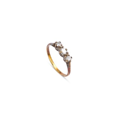 Lot 730 - AN 18 CARAT GOLD DIAMOND THREE STONE RING