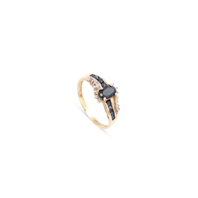 Lot 675 - A SAPPHIRE AND DIAMOND RING