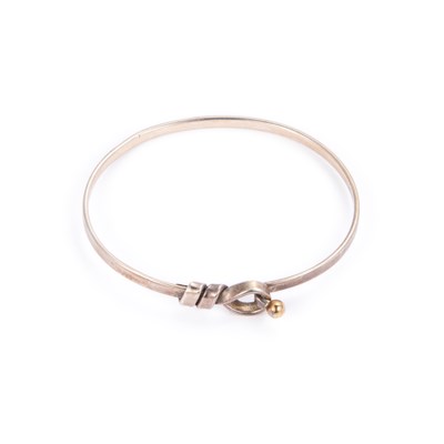Lot 618 - A TIFFANY & CO SILVER HOOK & EYE BANGLE
