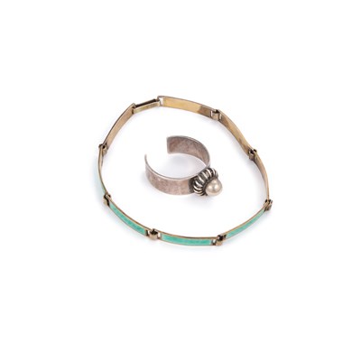 Lot 588 - A SCANDINAVIAN SILVER GILT AND GUILLOCHÉ ENAMEL BRACELET AND A NORWEGIAN SILVER RING