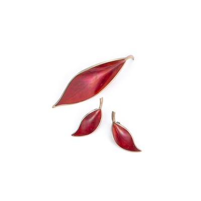 Lot 592 - DAVID ANDERSEN: A NORWEGIAN SILVER GILT RED ENAMEL LEAF PATTERN BROOCH AND CLIP EARRINGS SET