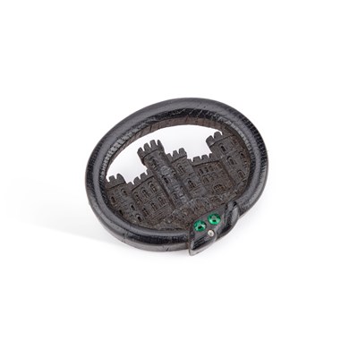 Lot 701 - A 19TH CENTURY IRISH BOG OAK BROOCH