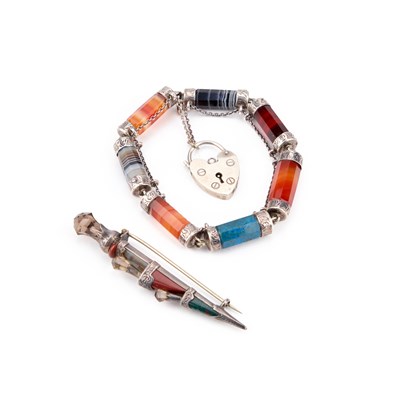 Lot 580 - A 19TH CENTURY SCOTTISH AGATE AND HARDSTONE BRACELET AND DIRK BROOCH