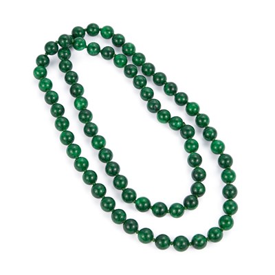 Lot 577 - A DYED GREEN JADE BEAD NECKLACE