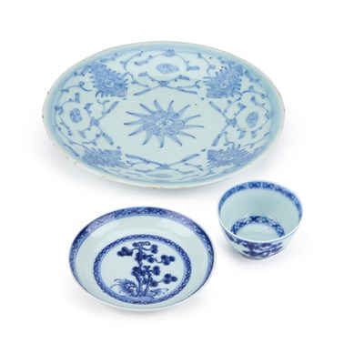 Lot 26 - AN 18TH CENTURY CHINESE BLUE AND WHITE TEA BOWL AND SAUCER