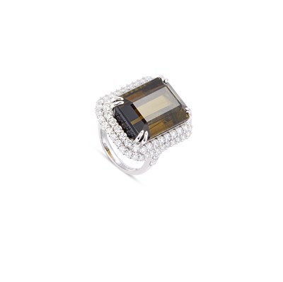 Lot 700 - A GREEN TOURMALINE AND DIAMOND CLUSTER RING