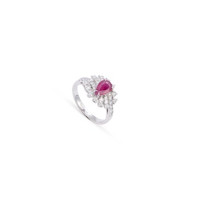 Lot 678 - A RUBY AND DIAMOND CLUSTER RING