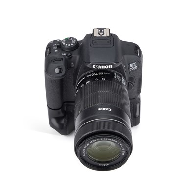 Lot 752 - A CANON EOS 700D DSLR CAMERA