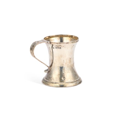 Lot 401 - AN EDWARDIAN SILVER MUG