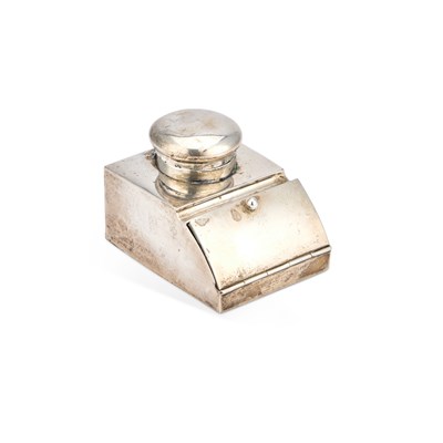 Lot 389 - AN EARLY 20TH CENTURY SILVER COMBINATION INKWELL AND STAMP CASE