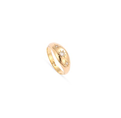 Lot 702 - A DIAMOND THREE STONE RING