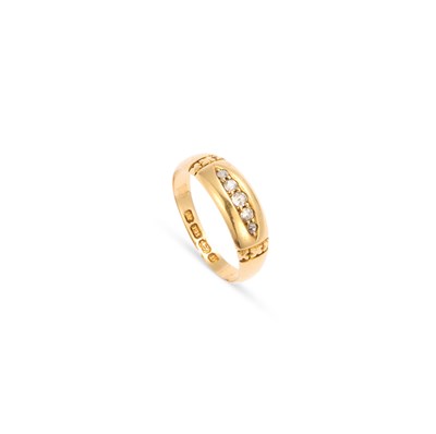 Lot 705 - AN 18 CARAT GOLD DIAMOND FIVE STONE RING