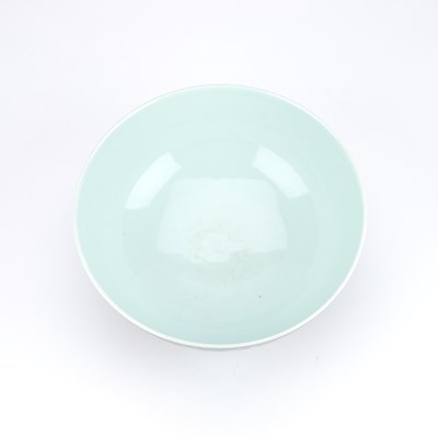 Lot 102 - A LARGE CHINESE FAMILLE NOIRE PORCELAIN BOWL