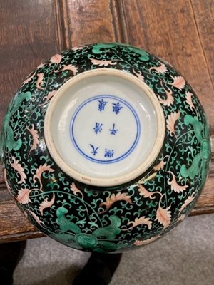 Lot 102 - A LARGE CHINESE FAMILLE NOIRE PORCELAIN BOWL