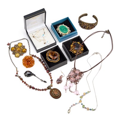 Lot 234 - A GROUP OF COSTUME JEWELLERY