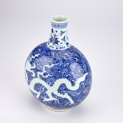 Lot 160 - A CHINESE BLUE AND WHITE 'DRAGONS' VASE
