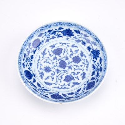 Lot 95 - A CHINESE BLUE AND WHITE PORCELAIN DISH