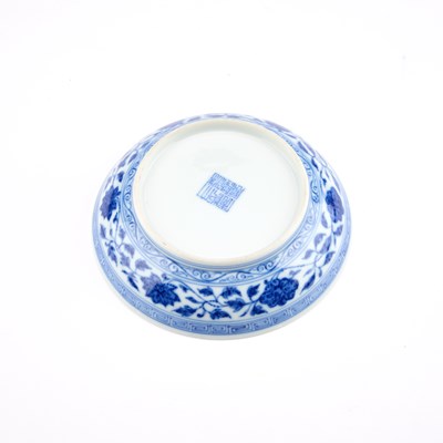 Lot 95 - A CHINESE BLUE AND WHITE PORCELAIN DISH