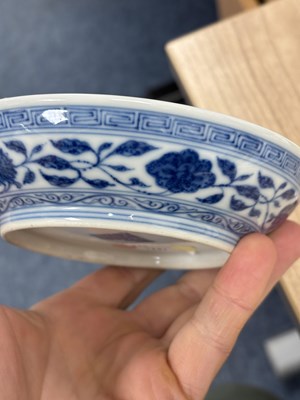 Lot 95 - A CHINESE BLUE AND WHITE PORCELAIN DISH