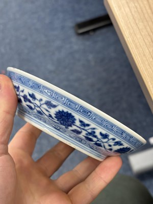 Lot 95 - A CHINESE BLUE AND WHITE PORCELAIN DISH