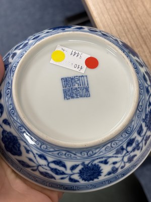 Lot 95 - A CHINESE BLUE AND WHITE PORCELAIN DISH