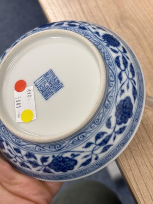 Lot 95 - A CHINESE BLUE AND WHITE PORCELAIN DISH