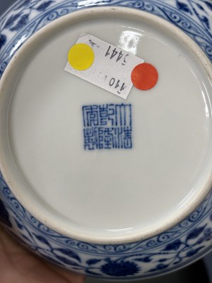 Lot 95 - A CHINESE BLUE AND WHITE PORCELAIN DISH