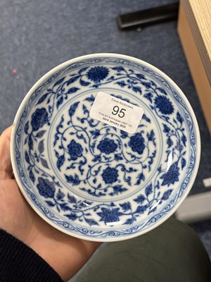 Lot 95 - A CHINESE BLUE AND WHITE PORCELAIN DISH