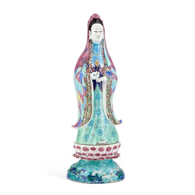 Lot 25 - A CHINESE FAMILLE ROSE PORCELAIN FIGURE OF GUANYIN ON STAND, CIRCA 1700