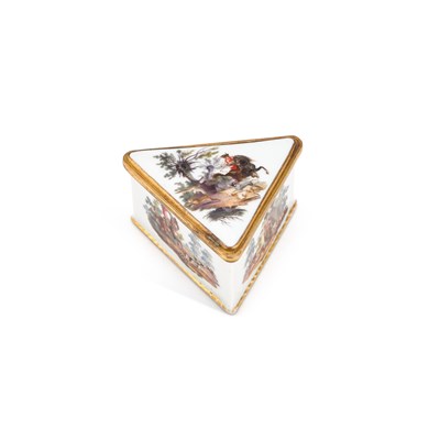 Lot 599 - A CONTINENTAL GILT-METAL MOUNTED PORCELAIN TRIANGULAR SNUFF BOX