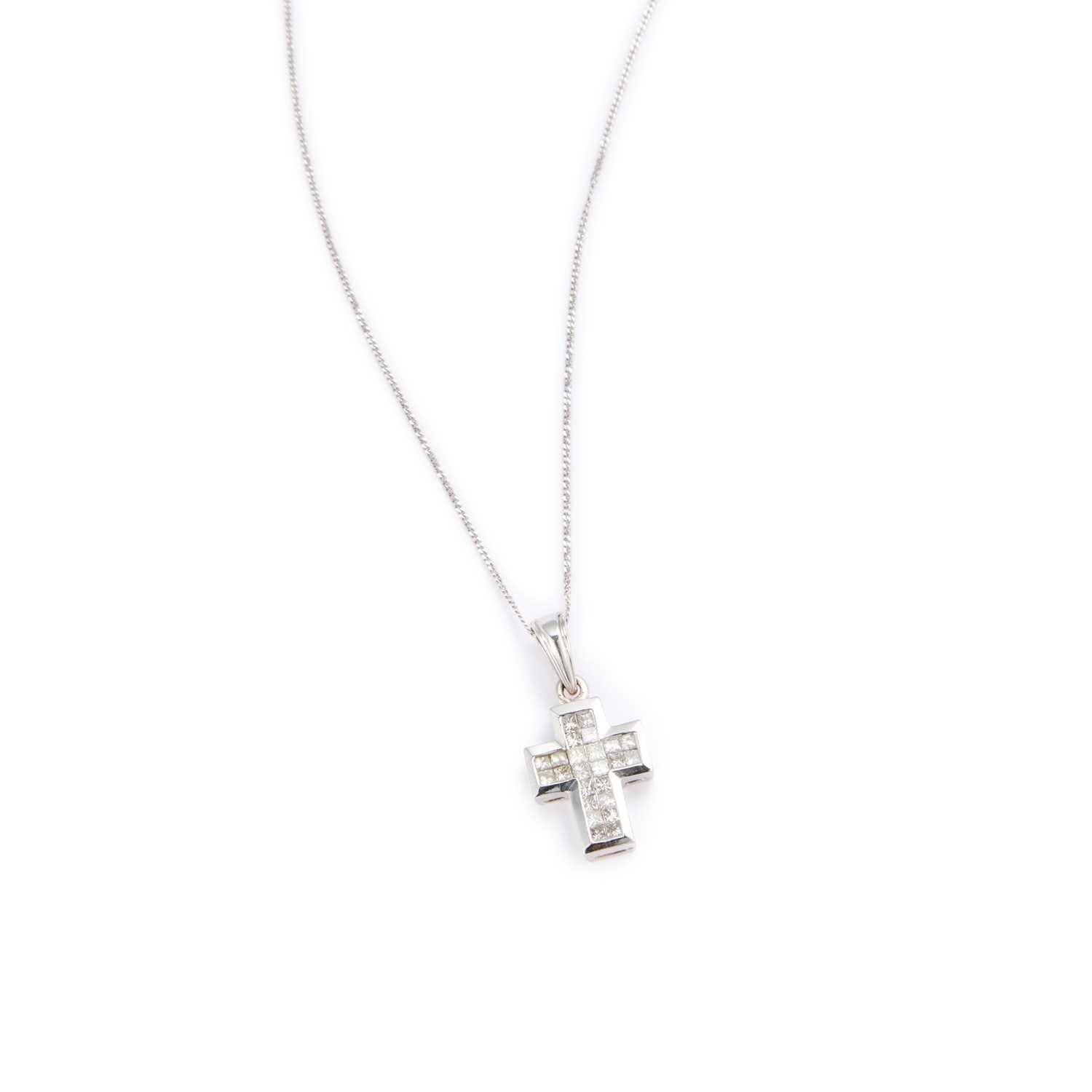 Lot 301 - A DIAMOND CROSS PENDANT NECKLACE