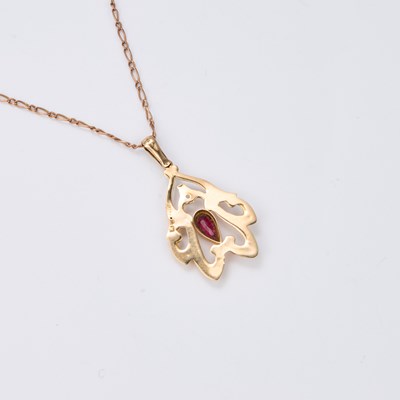 Lot 840 - A 9 CARAT ROSE GOLD GARNET PENDANT NECKLACE