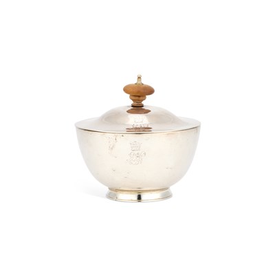 Lot 198 - AN 18TH CENTURY SILVER COVERED BOWL