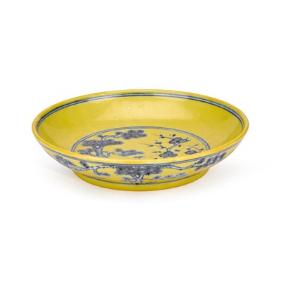 Lot 145 - A CHINESE PORCELAIN DISH WITH A YELLOW GROUND