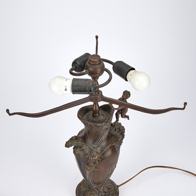 Lot 931 - A TIFFANY STYLE BRONZE TABLE LAMP WITH A LEADED AND STAINED GLASS SHADE