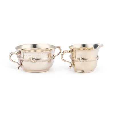 Lot 685 - A GEORGE V SILVER CREAM JUG AND SUGAR BOWL