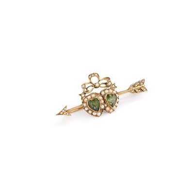 Lot 985 - A PERIDOT AND SEED PEARL DOUBLE HEART BROOCH