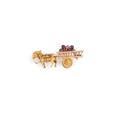 Lot 946 - A NOVELTY GEM-SET DONKEY AND CART BROOCH