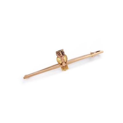 Lot 523 - A NOVELTY OWL BAR BROOCH