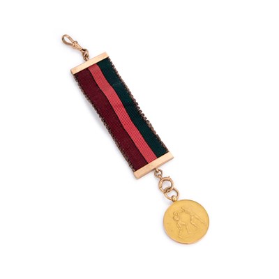 Lot 1008 - A 15 CARAT GOLD BOXING MEDALLION ON A 9 CARAT GOLD-MOUNTED RIBBON
