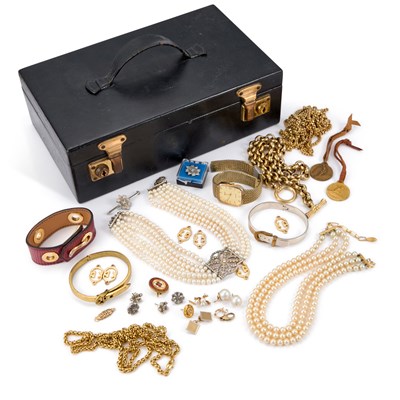Lot 828 - A GROUP OF JEWELLERY AND A JEWELLERY BOX